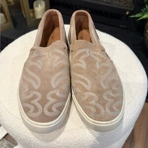 FRYE Tan/ crème suede embroidered loafers like new